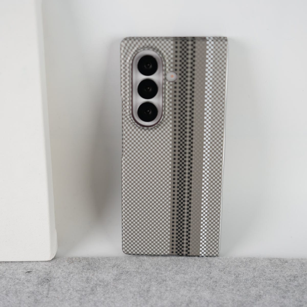 Samsung Galaxy Z Fold 7 Carbon Fiber Texture Aramid Design Hard Pc MagSafe Case Cover