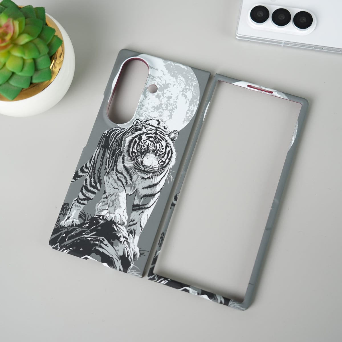 Samsung Galaxy Z Fold 7 Carbon Fiber Texture Case | Tiger Printed Hard PC Cover with MagSafe | Shockproof Slim Protection