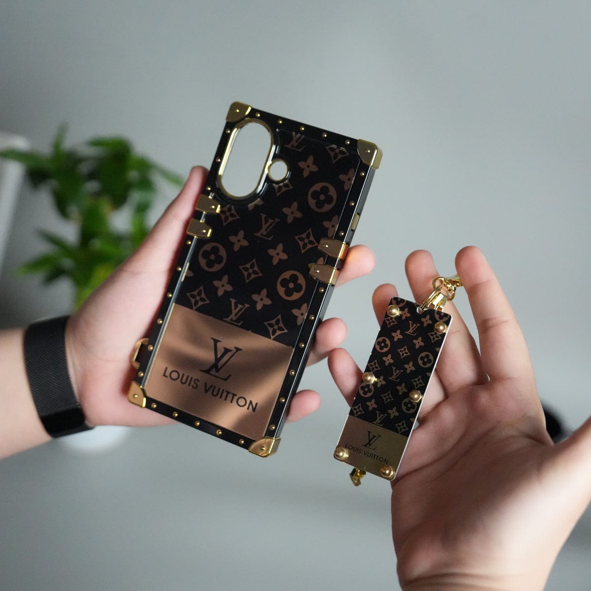 iPhone 17 Series Luxury Branded Trunk Case Cover With Chain